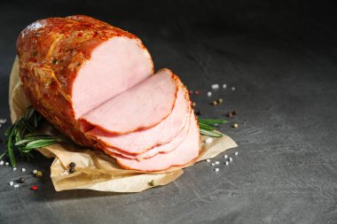 Gri masada lezzetli jambon, metin için alan. Noel yemeği