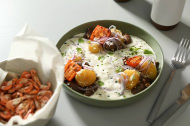 Masada servis edilen lezzetli yemekler, yakın çekim.