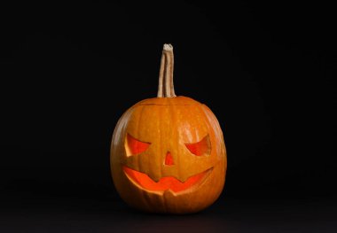 Siyah arka planda kabak kafa. Jack Lantern - geleneksel Cadılar Bayramı dekorasyonu