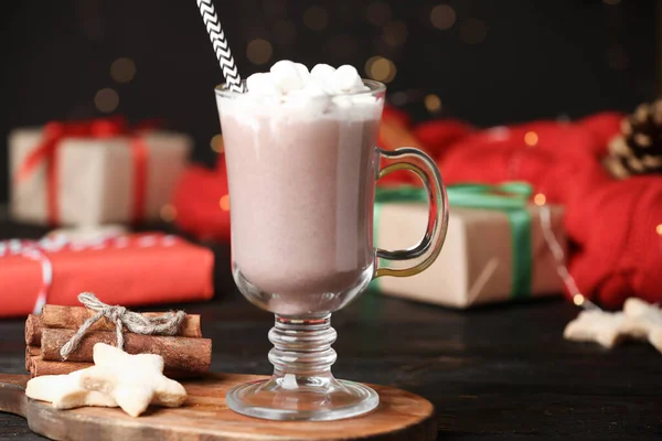 Läcker kakaodryck med marshmallows serveras på svart bord — Stockfoto