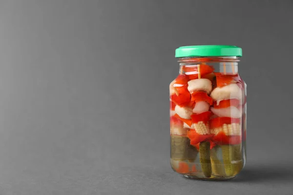 Jar dengan acar sayuran dengan latar belakang abu-abu. Ruang untuk teks — Stok Foto