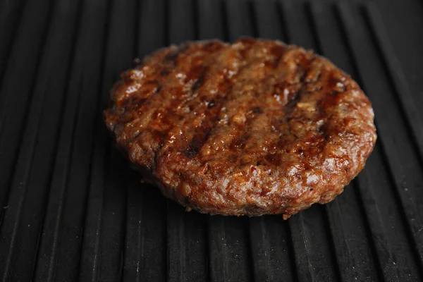 Beredd köttbit för burgare på grill, närbild — Stockfoto