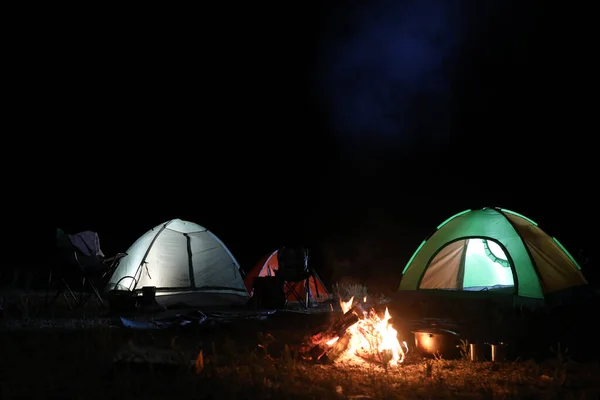 Falò vicino tende da campeggio all'aperto di notte — Foto Stock