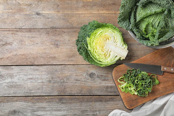 Platte lay compositie met verse groene savooikool op houten tafel. Ruimte voor tekst — Stockfoto