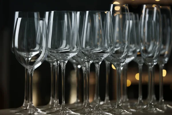 Lege glazen op balie in Bar — Stockfoto