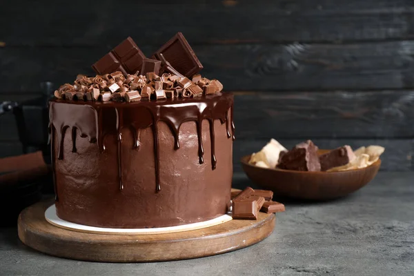 Φρεσκοφτιαγμένο νόστιμο κέικ σοκολάτας σε γκρι τραπέζι με μαύρο φόντο. Χώρος για κείμενο — Φωτογραφία Αρχείου