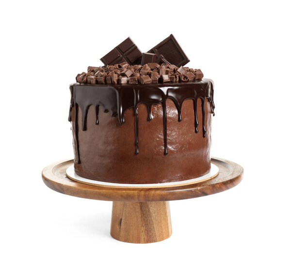 Свежеиспеченный вкусный шоколадный торт на белом фоне