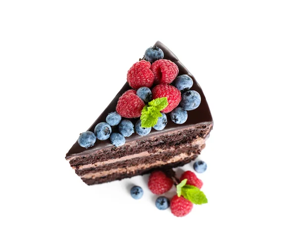 Trozo de delicioso pastel de chocolate decorado con bayas frescas sobre fondo blanco, por encima de la vista — Foto de Stock