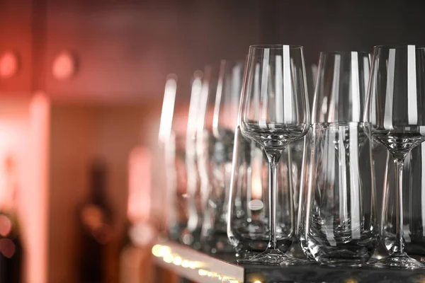 Lege schone glazen op de toonbank in de bar. Ruimte voor tekst — Stockfoto