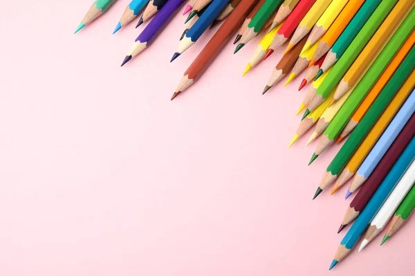 Composición plana con lápices de color sobre fondo rosa. Espacio para texto — Foto de Stock