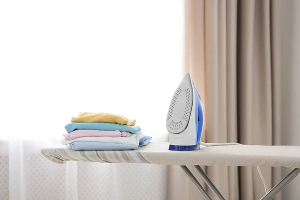 실내에 는 현대적 인 철 과 깨끗 한 옷을 갖춘 판자가 있다. 세탁 일 — 스톡 사진