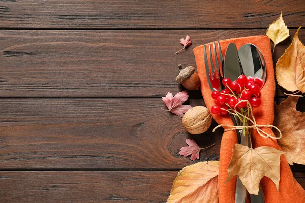 Cutlery and autumn decorations on wooden background, flat lay with space for text. Happy Thanksgiving day — Stock Photo, Image