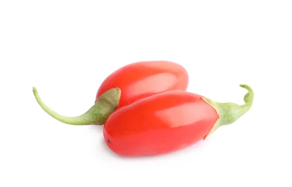 Bacche di goji fresche su sfondo bianco. Superfood sano — Foto Stock