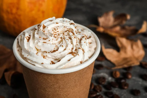 Paper cup with tasty pumpkin spice latte on grey table, closeup — Stock Photo, Image