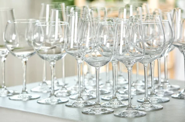Set lege glazen op grijze tafel — Stockfoto