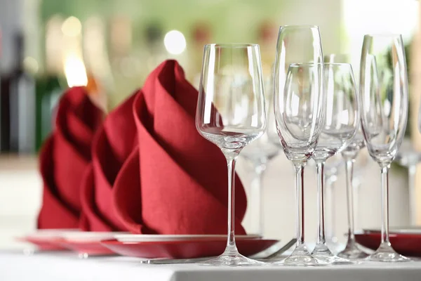탁자 위에는 빈 유리잔, 접시, 커틀릿이 놓여 있다 — 스톡 사진