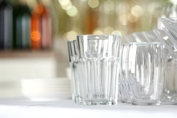 Set lege glazen op tafel binnen — Stockfoto