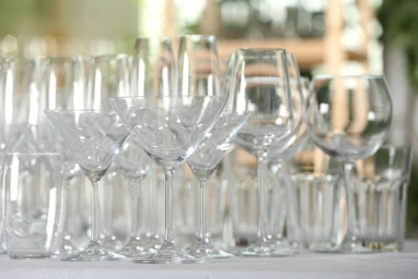 Set lege glazen op tafel binnen — Stockfoto