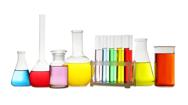 Laboratorieglas med färgglada vätskor på vit bakgrund — Stockfoto