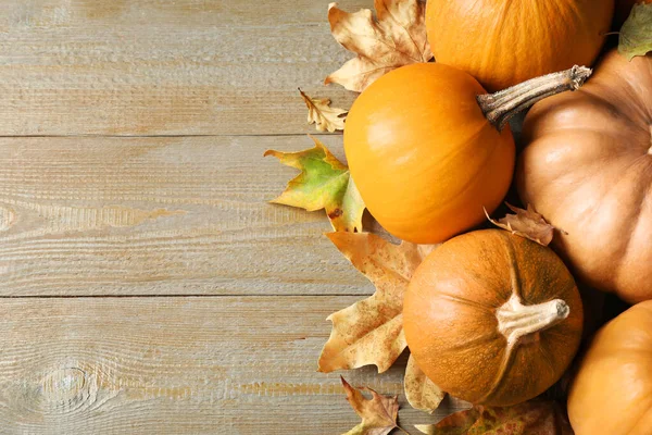 Reife Kürbisse auf Holzgrund, flache Lage mit Platz für Text. Weihnachtsdekoration — Stockfoto