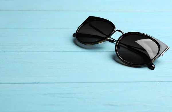 Stylowe okulary przeciwsłoneczne na niebieskim drewnianym tle, miejsce na tekst. Modne wyposażenie dodatkowe — Zdjęcie stockowe