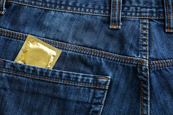 Nahaufnahme von Jeans mit Kondom in der Tasche. Safe-Sex-Konzept — Stockfoto