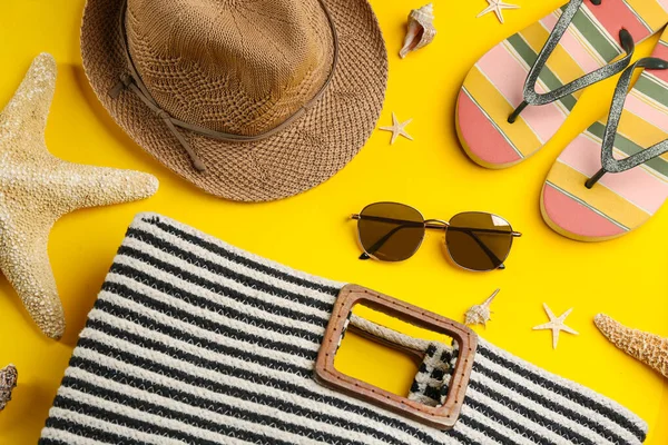 Composição flat lay com óculos de sol e acessórios de praia em fundo amarelo — Fotografia de Stock