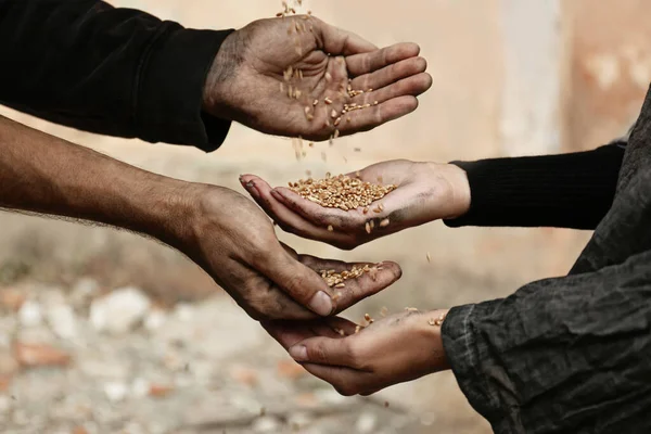 Gelandangan miskin berbagi makanan di luar ruangan, menutup — Stok Foto