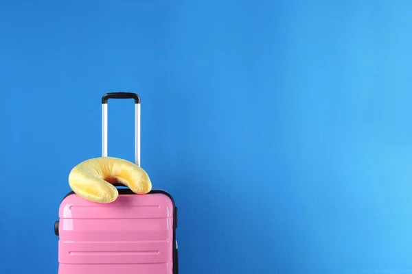 핑크 색 여행 가방 과파란 배경에 베개, 텍스트를 위한 공간 — 스톡 사진