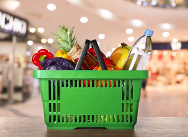 Süpermarkette alışveriş sepeti ve market ürünleri.