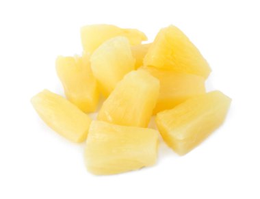 Beyaz arka planda lezzetli konserve ananas parçaları, yakın plan.