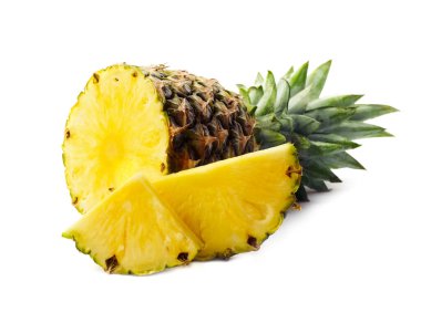 Beyaz arka plan üzerinde dilimleri ile lezzetli çiğ ananas