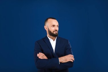Mavi arka plan üzerinde yakışıklı adam portresi