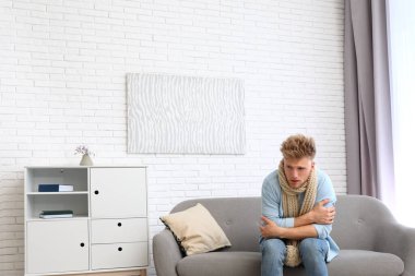 Eşarplı genç adam evde üşütmüş. Klima arızası