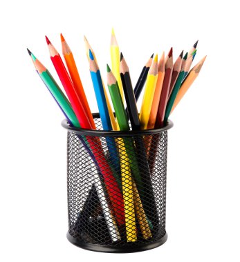 Beyaz arkaplanda renkli kalemlerle tutucu