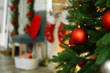 Güzel bir iç mekanın bulanık görüntüsü, süslenmiş Noel ağacına odaklan