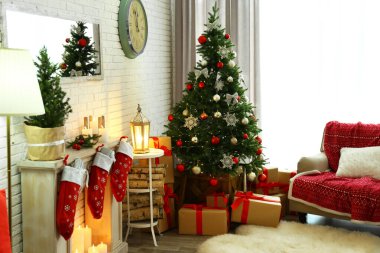 Güzel Noel ağacı ve dekoratif şöminesi olan şık bir iç mekan.