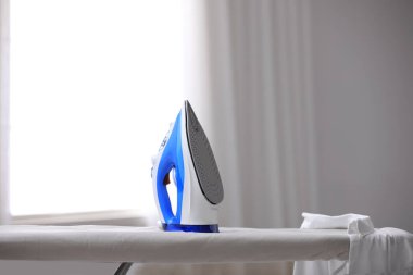 Kapalı alanda modern demirden yapılmış tahta. Çamaşır günü