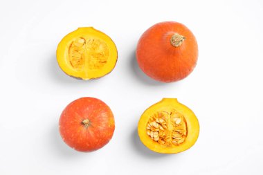 Beyaz arka planda taze olgun balkabakları, üst manzara. Tatil dekorasyonu