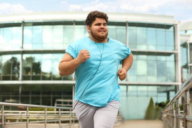 Dışarıda koşan şişman genç bir adam. Fitness yaşam tarzı