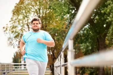 Dışarıda koşan şişman genç bir adam. Fitness yaşam tarzı