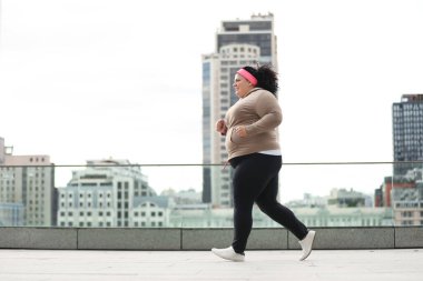 Güzel kilolu kadın dışarıda koşuyor. Fitness yaşam tarzı