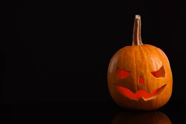 Siyah arka planda balkabağı kafası, mesaj için boşluk. Jack Lantern - geleneksel Cadılar Bayramı dekorasyonu