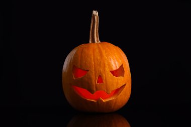 Siyah arka planda kabak kafa. Jack Lantern - geleneksel Cadılar Bayramı dekorasyonu