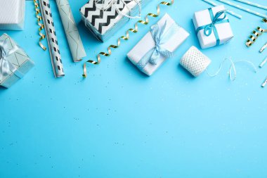 Mavi arka planda hediye kutularının olduğu düz kompozisyon, metin için boşluk. Tebrik kartı