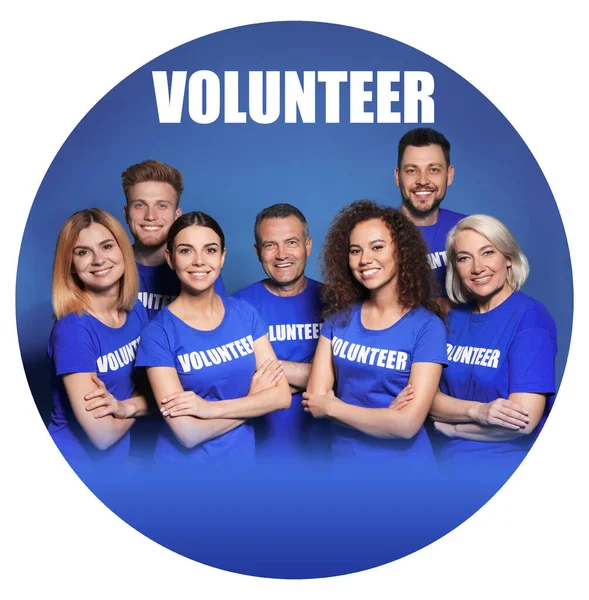 Equipo de voluntarios en uniforme sobre fondo azul — Foto de Stock