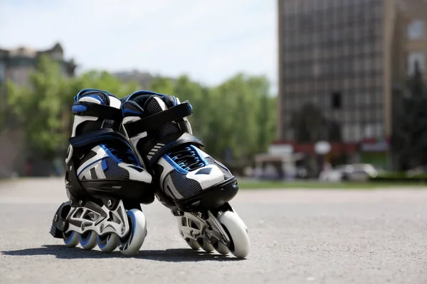 Moderne Inlineskates im Stadtpark an sonnigen Tagen — Stockfoto