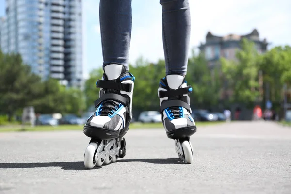 Mujer con patines modernos en línea en el parque de la ciudad, primer plano —  Fotos de Stock