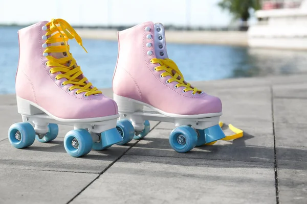 Elegantes patines vintage en el terraplén de la ciudad — Foto de Stock