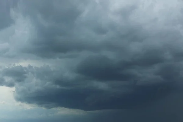 Céu com nuvens fortes e chuvosas no dia cinzento — Fotografia de Stock